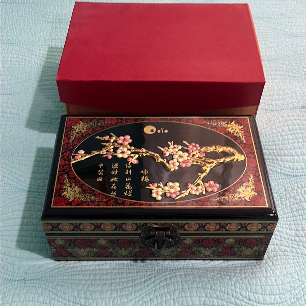 Chinese lacquered wooden jewelry box